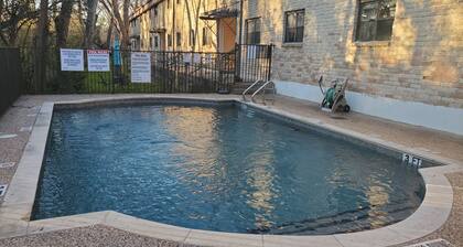 Central Austin - Hyde Park 1 Bed/Bath Pool WIFI Laundry. Ideal long term stay.