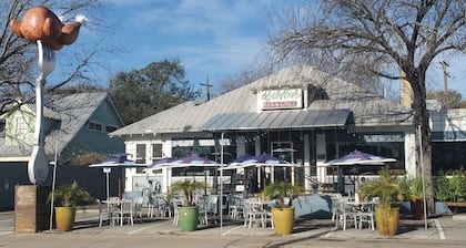 Central Austin - Hyde Park 1 Bed/Bath Pool WIFI Laundry. Ideal long term stay.