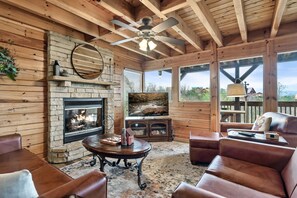 Een smart-tv, een open haard, een dvd-speler en tafelvoetbal