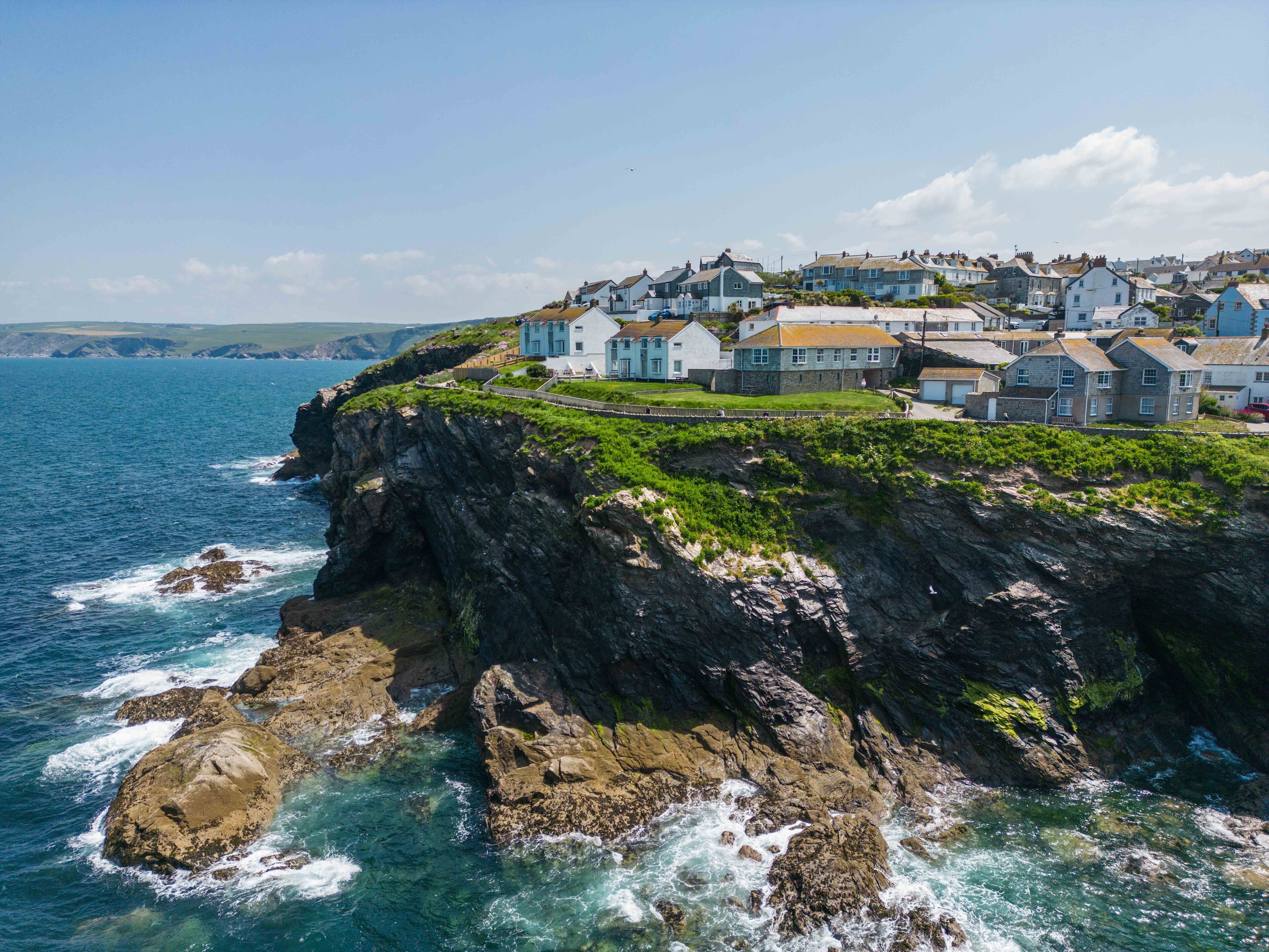 Une ville côtière où les maisons sont construites sur une falaise surplombant la mer.