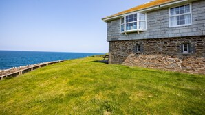 Un bâtiment en pierre avec vue sur la mer.