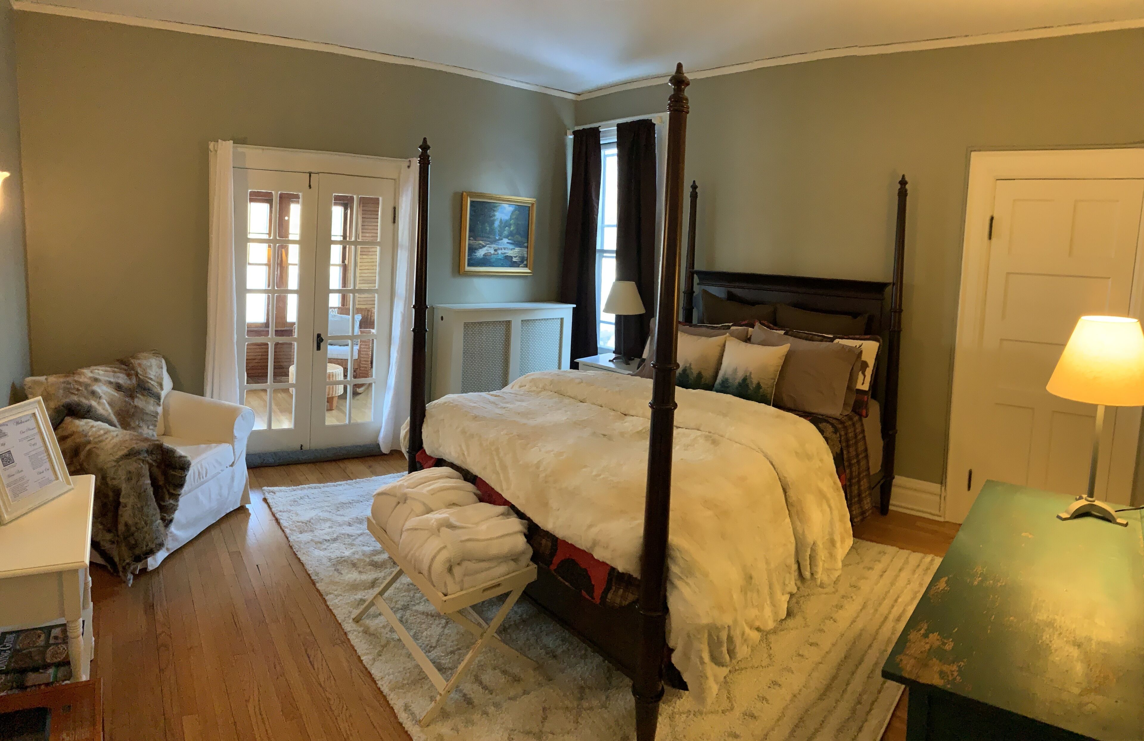 Franklin Manor - Queen Suite Optional Adjoining