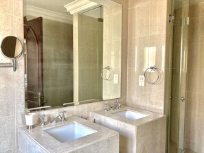 Deluxe Single Room (1 Bedroom) | Bathroom | Combined shower/tub, towels, soap - Luxurious Stay in Dubai Downtown (Dubai)