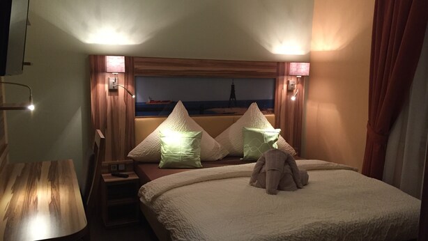 In-room safe, blackout drapes, iron/ironing board (on request) - Hotel Meereswoge (Cuxhaven)