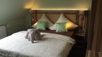 Quarto casal standard | Cofres nos quartos, cortinas blackout, ferros/tábuas de passar roupa