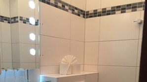 Shower, hair dryer, towels - Hotel Meereswoge (Cuxhaven)