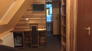 Family Studio | In-room safe, blackout drapes, iron/ironing board (on request) - Hotel Meereswoge (Cuxhaven)