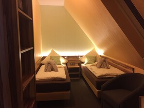 In-room safe, blackout curtains, iron/ironing board (on request) - Hotel Meereswoge (Cuxhaven)