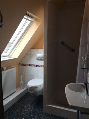 Standard Triple Room | Bathroom - Hotel Meereswoge (Cuxhaven)
