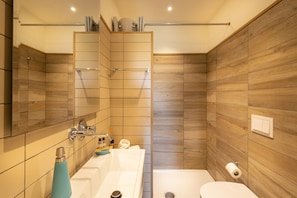 Shower, free toiletries, hair dryer, bidet