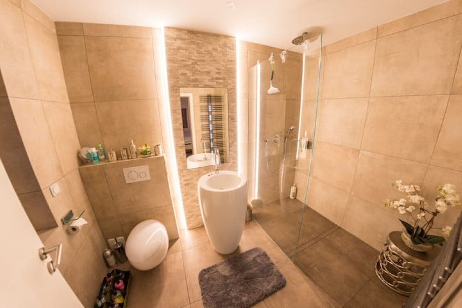 Haartrockner, Handtücher, Seife, Toilettenpapier