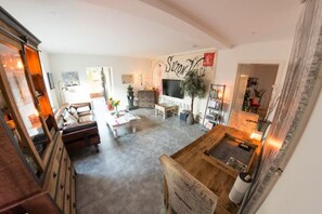 Televisión, libros, biblioteca de música, estéreo