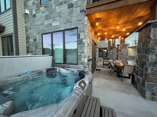 Bonus Bunk Room! Private Hot Tub and Walkable to Restaurants and Brewery!