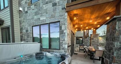 Bonus Bunk Room! Private Hot Tub and Walkable to Restaurants and Brewery!