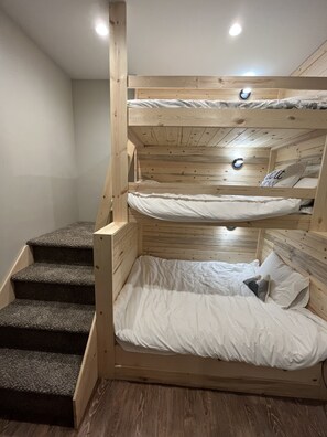 2 bedrooms, desk, travel cot, WiFi