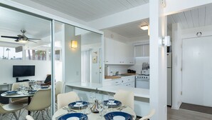 Une cuisine moderne avec des meubles blancs, une cuisinière et un four à micro-ondes.