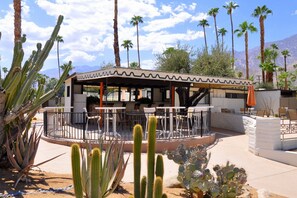 Outdoor dining - The Oliver at Ocotillo Lodge (Palm Springs)
