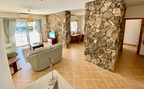 TV connectée, livres, espaces bureaux, imprimantes