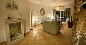 Smart-TV, Bücher, Arbeitsbereiche, Drucker