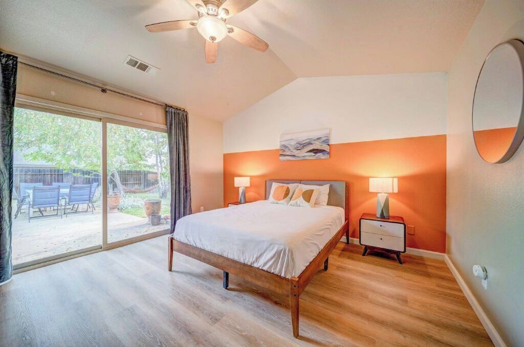 3 bedrooms, desk, WiFi (free), bed sheets
