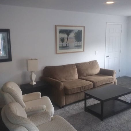 Smart TV. Stylish 2bd lower level apt in newer constructed south hill home
