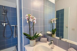 Shower - Studio 37 - Cap Sud Vacances, La Garde-Freinet -2 People (La Garde-Freinet)