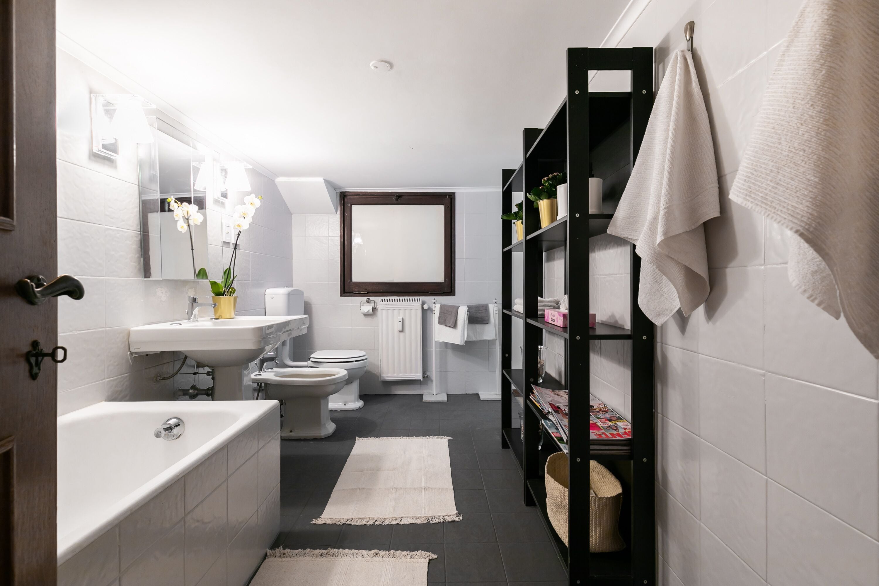 Combined shower/bathtub, hair dryer, bidet, towels