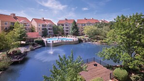 Ein Wohnhauskomplex mit Schwimmbad und Springbrunnen.