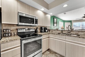 Fridge, microwave, oven, stovetop - Large, Branson Cabin Decor, Resort, Walk In Level, Pools! (Branson)