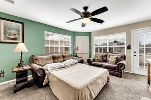 2 Schlafzimmer, Schreibtisch, Bügeleisen/Bügelbrett, Reisekinderbett