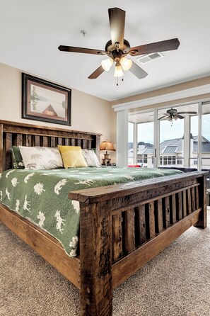 2 bedrooms, desk, iron/ironing board, travel cot - Large, Branson Cabin Decor, Resort, Walk In Level, Pools! (Branson)