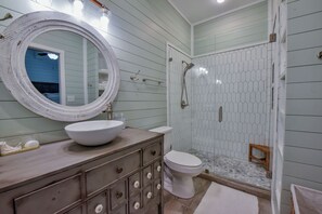 Ensemble baignoire-douche, séchoir à cheveux, serviettes fournies