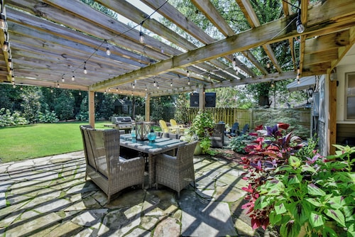 Bungalow on Main - Book for Football Season!