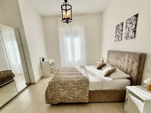 2 quartos, escrivaninha, ferros/tábuas de passar roupa