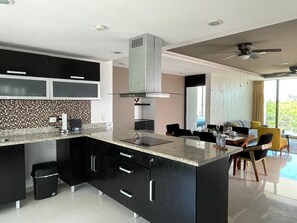 Refrigerador, microondas, parrilla de estufa y cafetera y tetera 