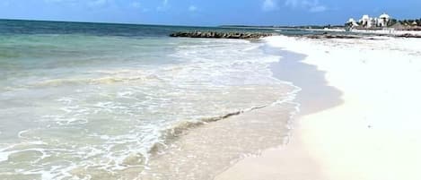 Na praia, espreguiçadeiras, toalhas de praia