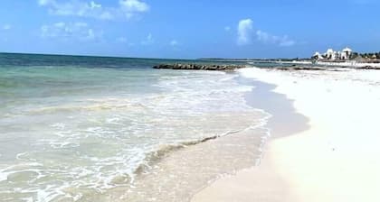 Paraiso304; Entire Luxury Condo 3 minute walk from the beach