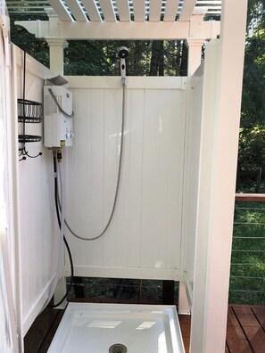 Dusche, Haartrockner, Handtücher, Toilettenpapier