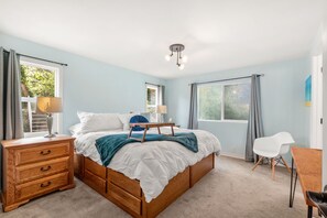 3 bedrooms, desk, iron/ironing board, travel crib