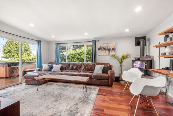 Una Smart TV, una chimenea, videojuegos, una impresora