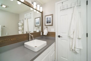 Combined shower/tub, hair dryer, bidet, towels