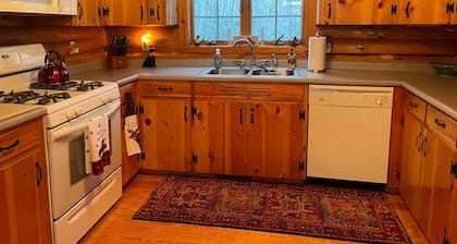 Dog-Friendly 5 Bedroom Log Cabin with Hot Tub in the Heart of Southern Maine