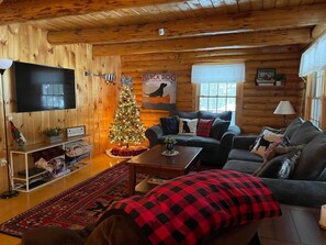 Smart TV, fireplace, video games, DVD player - Dog-Friendly 5 Bedroom Log Cabin with Hot Tub in the Heart of Southern Maine  (Brownfield)