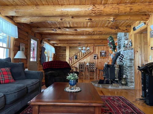Dog-Friendly 5 Bedroom Log Cabin with Hot Tub in the Heart of Southern Maine 
