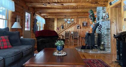 Dog-Friendly 5 Bedroom Log Cabin with Hot Tub in the Heart of Southern Maine