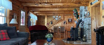 Dog-Friendly 5 Bedroom Log Cabin with Hot Tub in the Heart of Southern Maine
