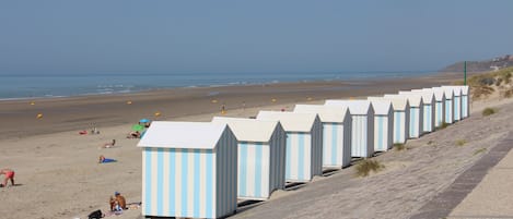 Ranta lähistöllä, aurinkotuoleja