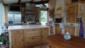 Jääkaappi, mikroaaltouuni, uuni, liesi