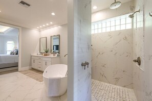 Badewanne, Haartrockner, Handtücher