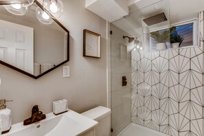 Combined shower/bathtub, hair dryer, towels, soap